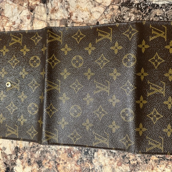 Louis Vuitton Brown Monogram Wallet folding with a snap closure - Picture 2 of 10